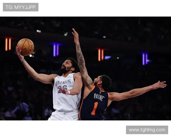 斯潘塞强势突破双人防线奋力上篮命中展现非凡个人进攻能力 斯潘塞强势突破双人防线奋力上篮命中展现非凡个人进攻能力