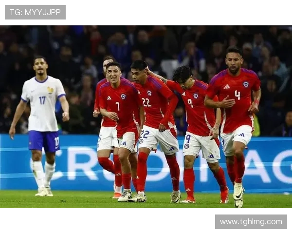 约罗身穿里尔球衣盛装出席里尔对阵巴黎比赛开球仪式